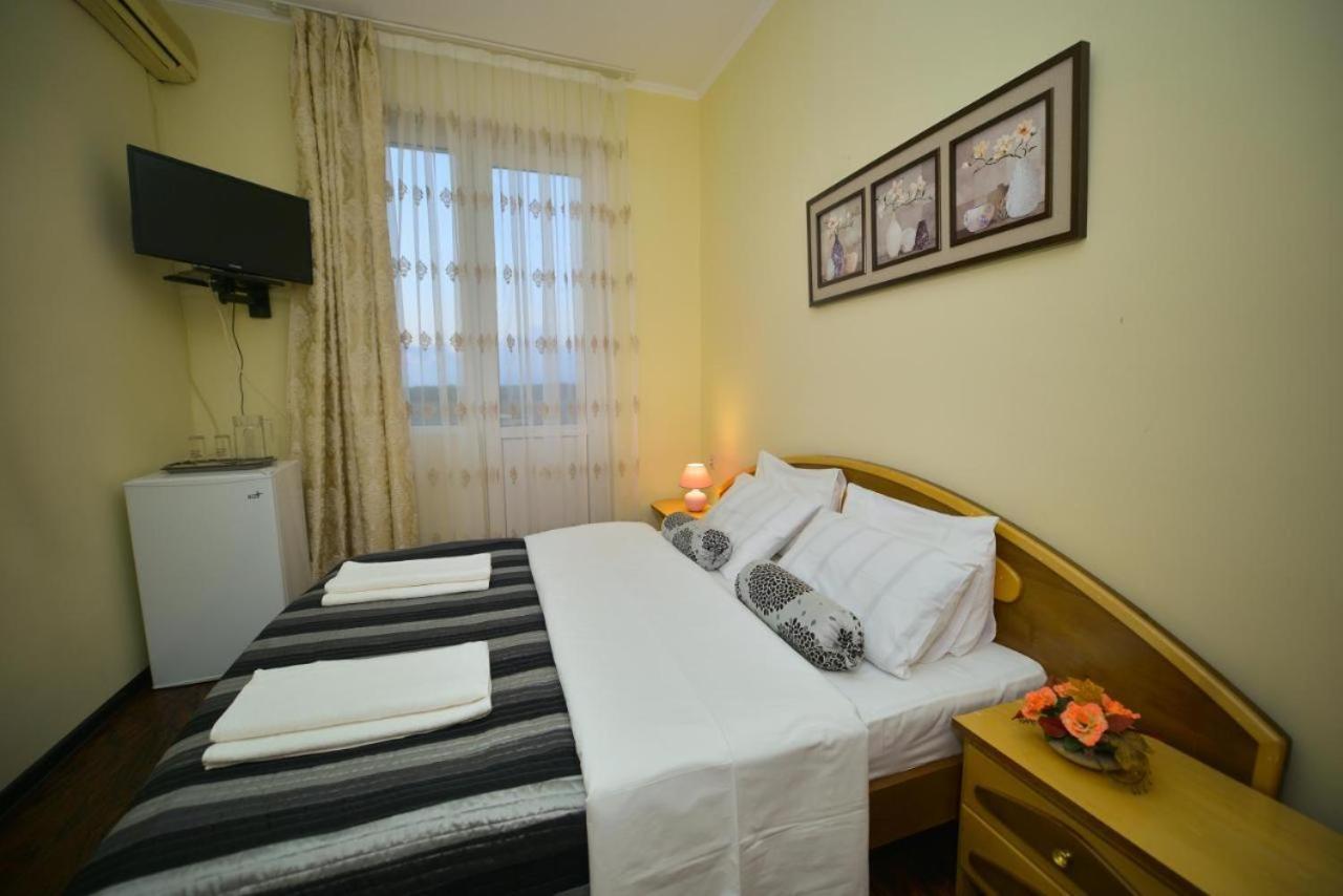 Europa Hotel-Koetaisi Buitenkant foto
