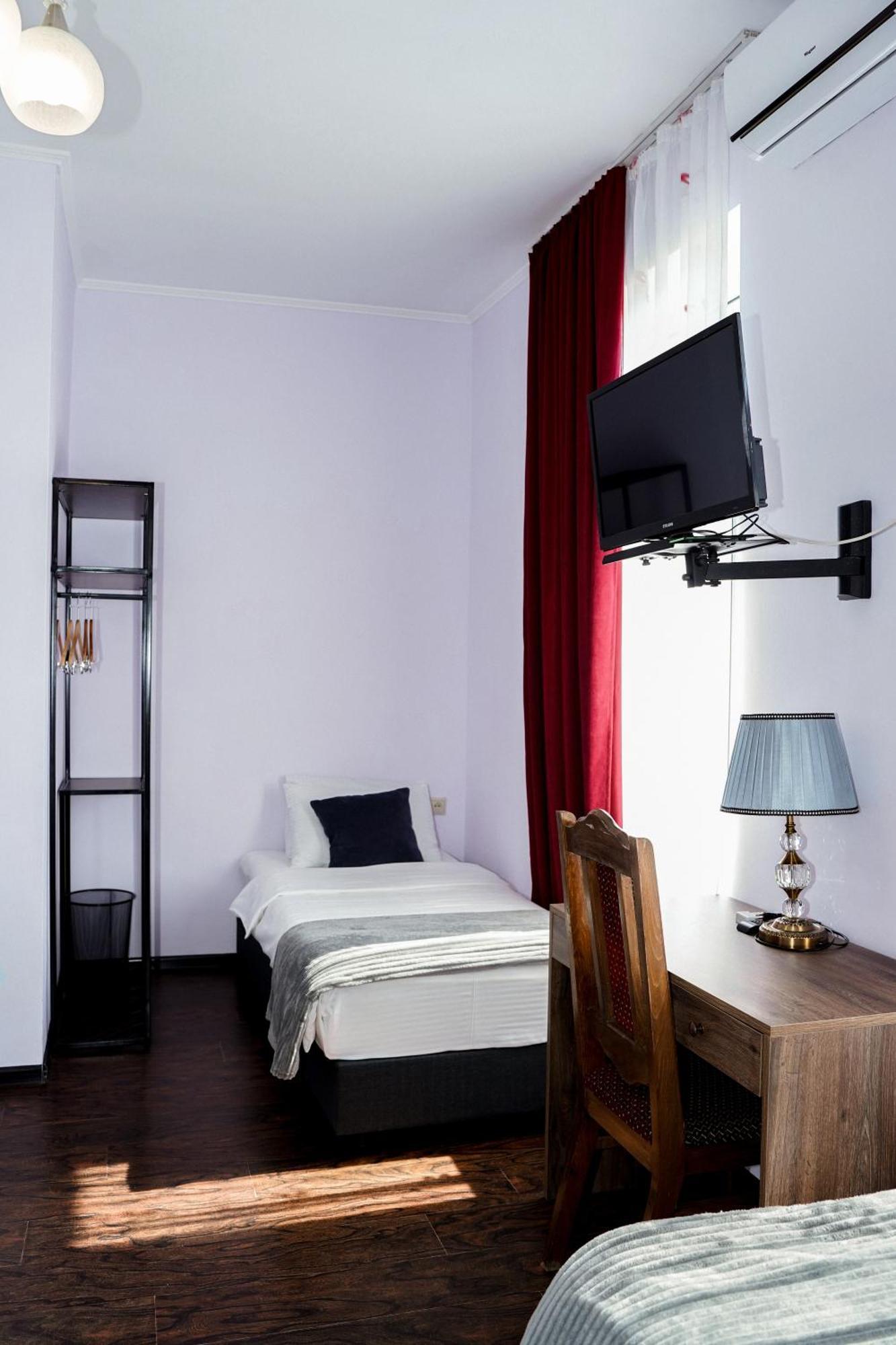 Europa Hotel-Koetaisi Buitenkant foto