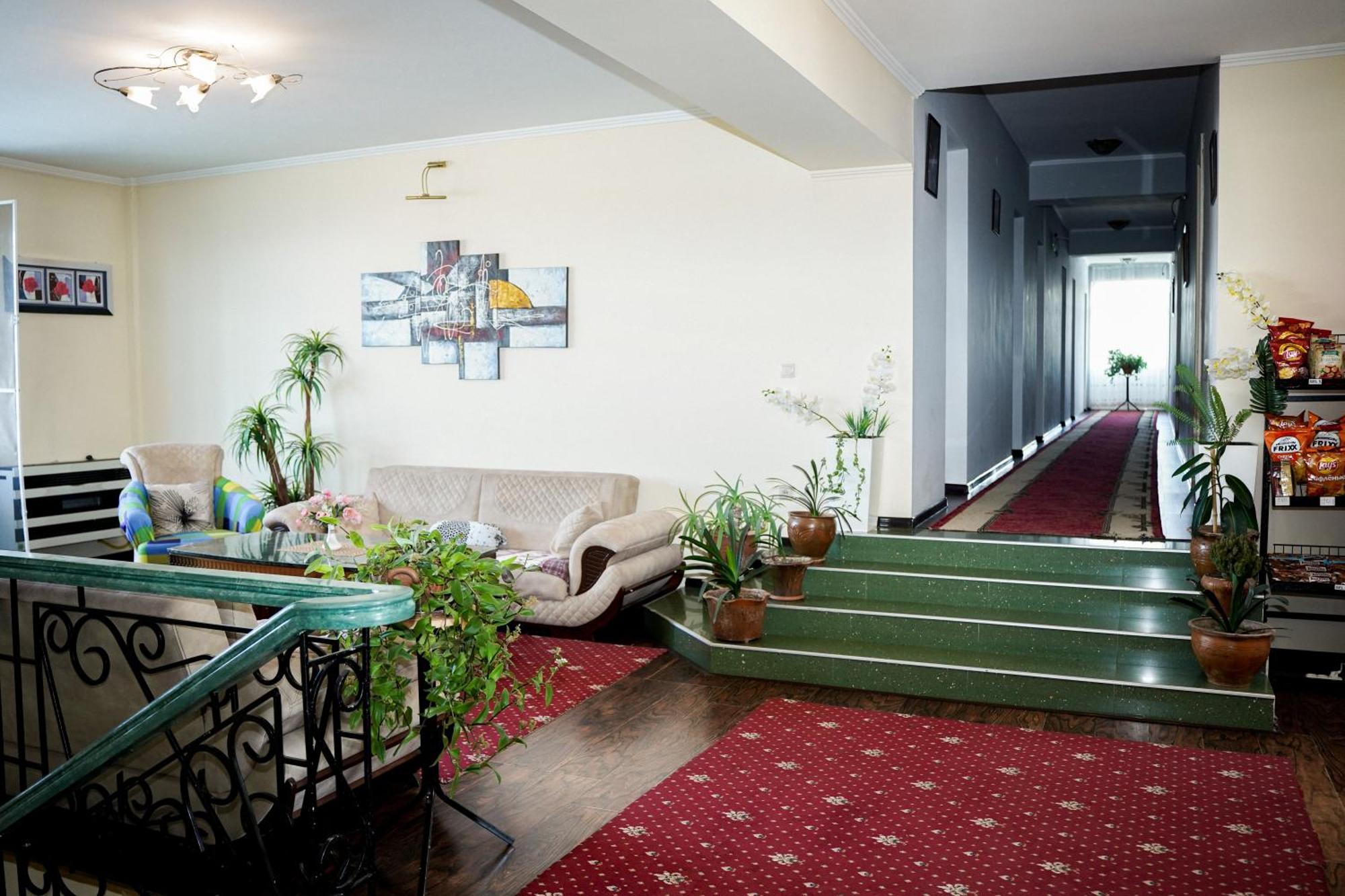 Europa Hotel-Koetaisi Buitenkant foto