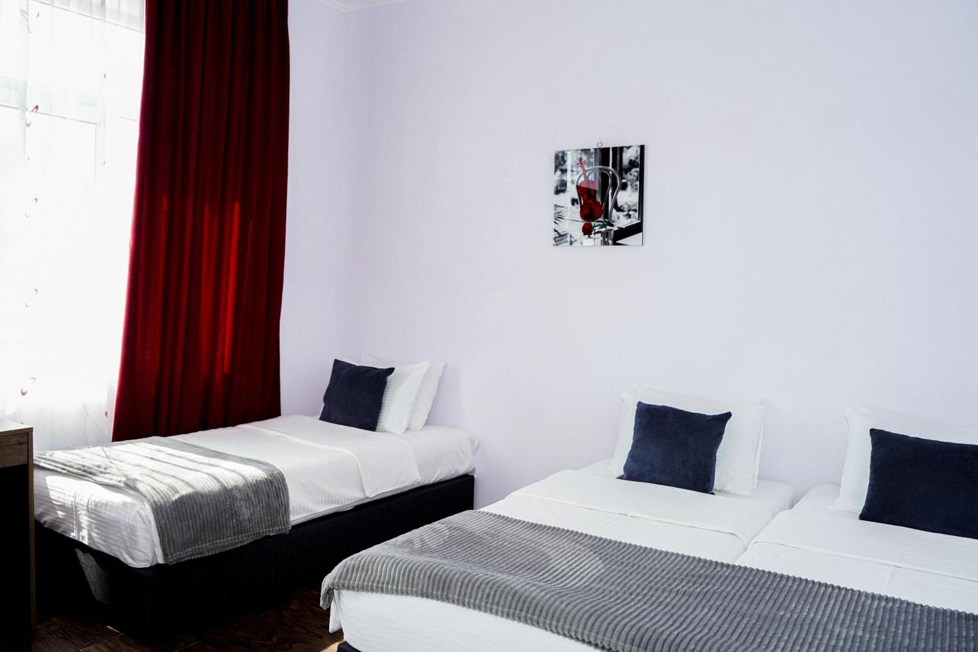 Europa Hotel-Koetaisi Buitenkant foto