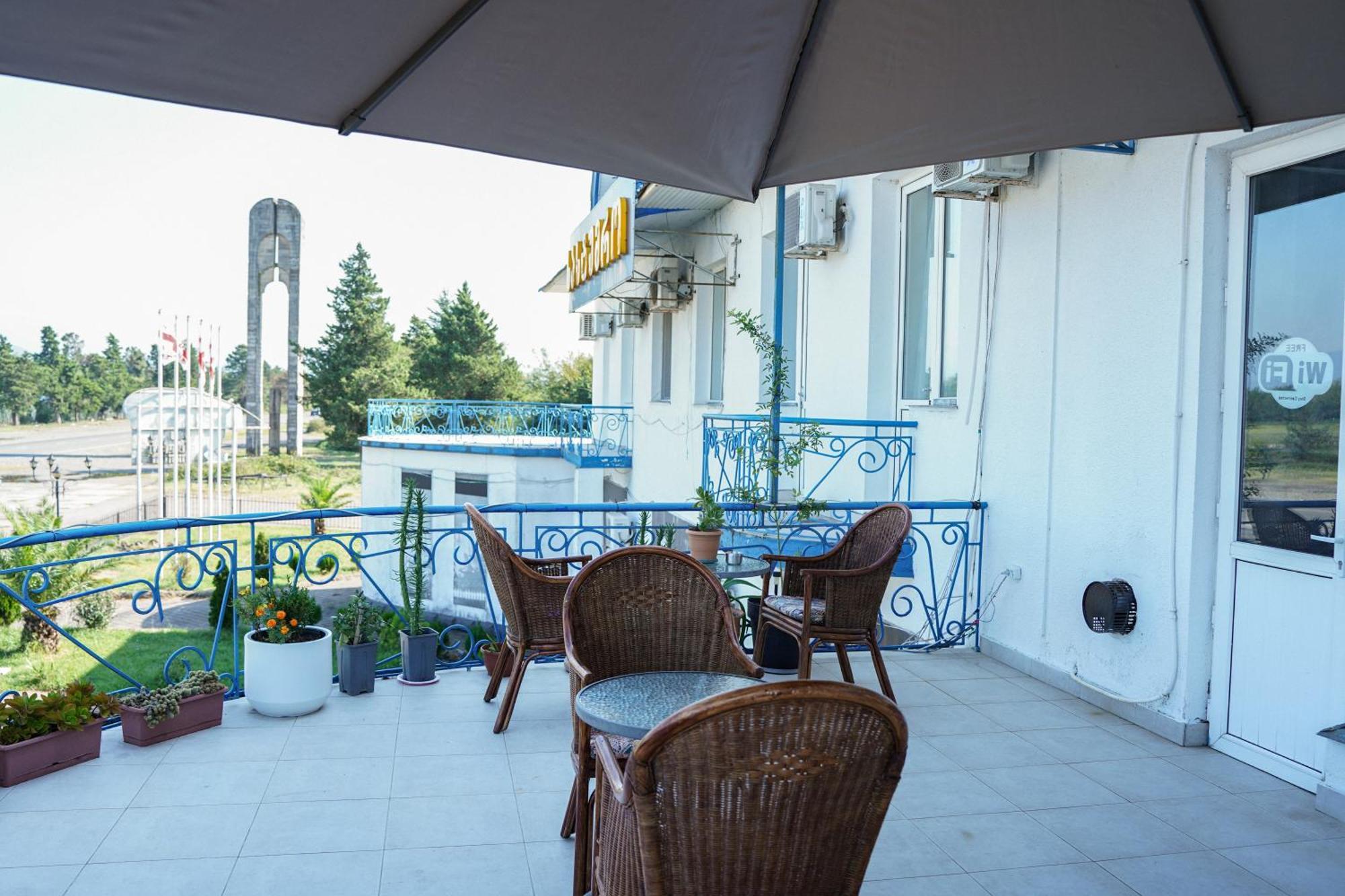 Europa Hotel-Koetaisi Buitenkant foto