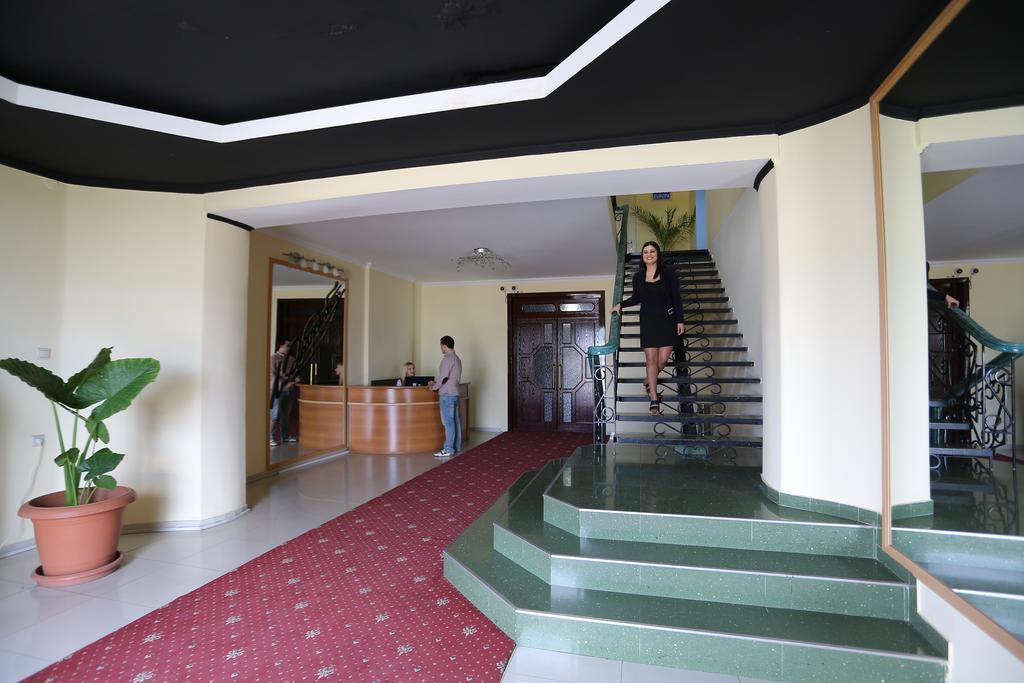 Europa Hotel-Koetaisi Buitenkant foto